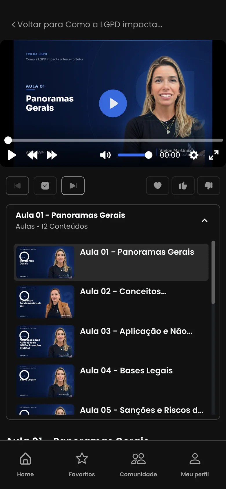 Aula da Trilha LGPD no player do AudisaFlix no celular, com a lista de aulas